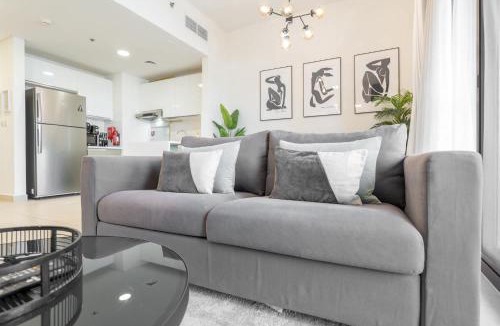 Dubai Apartment | Free housekeeping visits during your stay - StayShort - Stylish 1-Bedroom Retreat with Pool in Vibrant Jumeirah Golf Estates