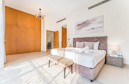 Dubai Villa | Spacious 4BR Plus Maids Villa, Near Avenue Mall, Cycle Park & Sports Complex - 15 Mins to Downtown Dubai, Nad Al Shiba Third by Deluxe Holiday Homes