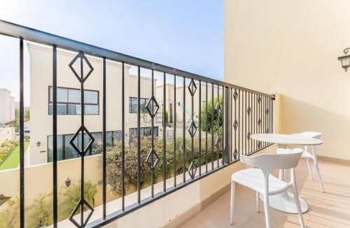 Dubai Villa | Spacious 4BR Plus Maids Villa, Near Avenue Mall, Cycle Park & Sports Complex - 15 Mins to Downtown Dubai, Nad Al Shiba Third by Deluxe Holiday Homes