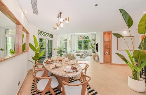 Palm Jumeirah Apartment | Palm Shoreline Elegance with Gym, Pool & Beach Access