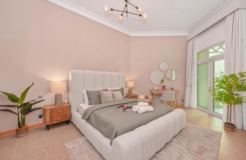 Palm Jumeirah Apartment | Palm Shoreline Elegance with Gym, Pool & Beach Access