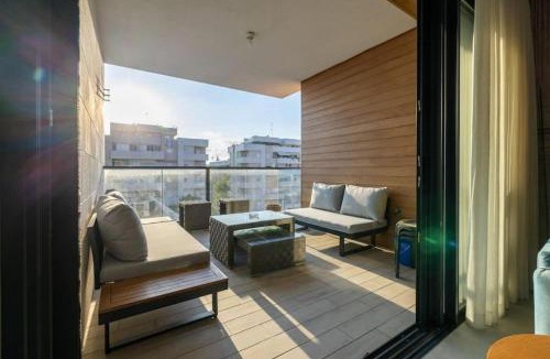 Ra'ananna Apartment | Luxurious Central Raanana Flat with Terrace