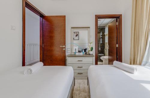 Sharm Apartment | Luxury Villa with Panoramic Sea and Mountain Views and Private Pool, Minutes Drive Away from Khorfakkan Waterfalls and Fujairah Crystal White Beaches, Al Dana Island, Fujairah by Deluxe Holiday Homes