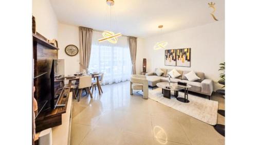 Abu Dhabi Apartment | Modern 1BR - Poolside & Gym Retreat