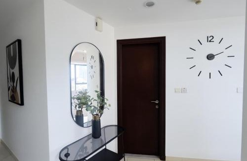Jumeirah Lake Towers Apartment | Modern Studio with Marina Skyline view in JLT - Prime Location near Metro