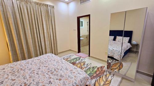 Al Khan House | King Room with Attached Private Bathroom in Shared Apartment