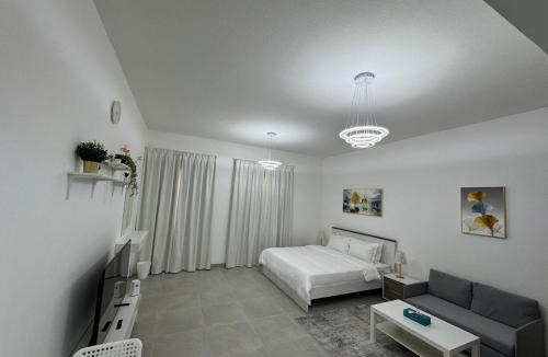 International City Apartment | England Cluster International City - Bright,Spacious and Well Furnished Studio
