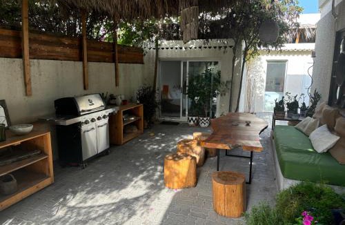 Jumeirah House | Private Cottage with bbq area 5 min walk to beach!