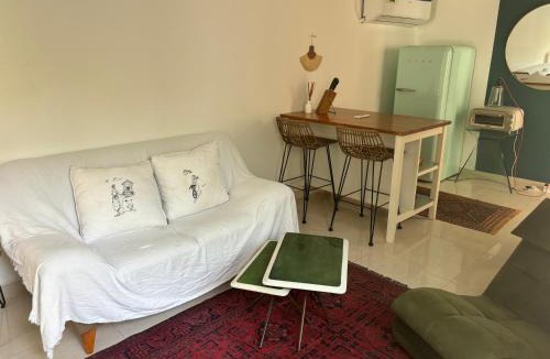 Jumeirah House | Private Cottage with bbq area 5 min walk to beach!