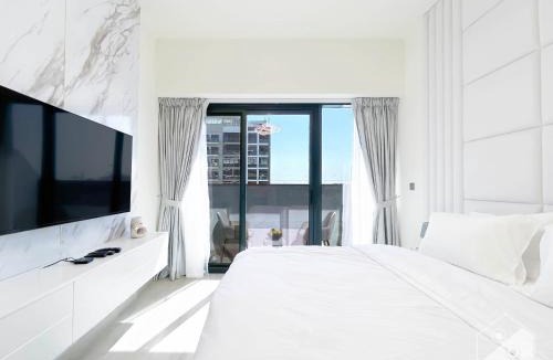 Nad Al Sheba Apartment | Luxury Living in Azizi Riviera l Cozy Balcony