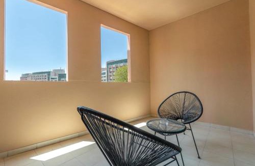 Discovery Gardens Apartment | Free housekeeping visits during your stay - StayShort - A Gorgeous Studio in Zen 20 that Sleeps 2
