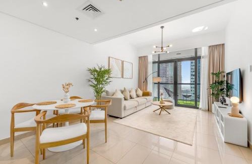 Jumeirah Lake Towers Apartment | Waves- Cozy 1BR Lakefront Stay in JLT