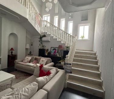 Al Wasl House | Cozy and Vibrant Room in villa Al Wasl #3