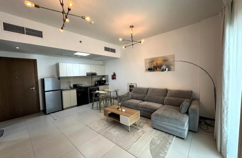 Dubai Apartment | Sleek 1BR in DSO, Dubai