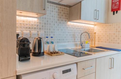 Palm Jumeirah Apartment | Studio with pool and private beach access on Palm Jumeirah