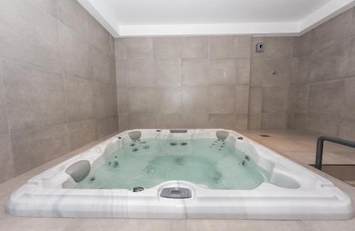 Jumeirah Village Triangle Apartment | Free housekeeping visits during your stay - StayShort - Sleek Studio in Jumeirah Village Triangle