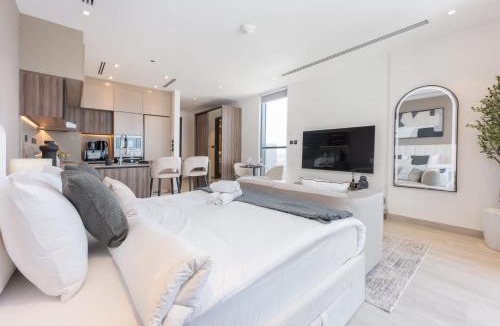 Jumeirah Village Triangle Apartment | Free housekeeping visits during your stay - StayShort - Sleek Studio in Jumeirah Village Triangle