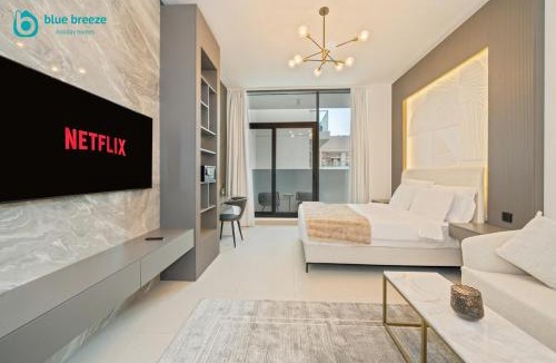 Dubai Apartment | Blue Breeze - Trendy Studio with Balcony & Stylish Interiors