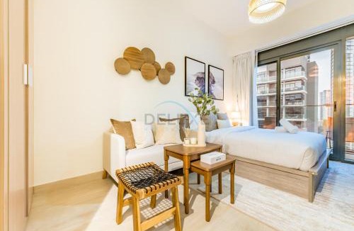 Nad Al Sheba Apartment | City View Studio Minutes Drive to Burj Khalifa, Azizi Riviera 43, Al Merkadh by Deluxe Holiday Homes