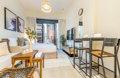 Nad Al Sheba Apartment | City View Studio Minutes Drive to Burj Khalifa, Azizi Riviera 43, Al Merkadh by Deluxe Holiday Homes