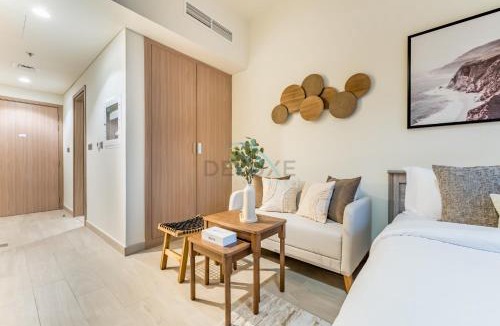 Nad Al Sheba Apartment | City View Studio Minutes Drive to Burj Khalifa, Azizi Riviera 43, Al Merkadh by Deluxe Holiday Homes
