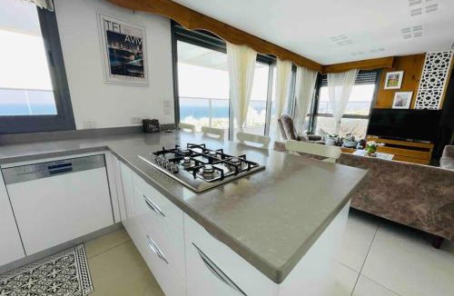 Haifa Apartment | Exquisite Sunset Penthouse