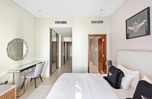 Dubai Marina Apartment | Luxury 2BR with Marina Views Near Dining Shopping Attractions & Beaches