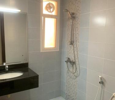 Salalah Apartment | شقة غرفتين و صالة واسعة بإطلالة مميزة داخل مجمع زهرة الخريف