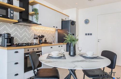 Dubai Apartment | Serene 1BR Getaway In Collective