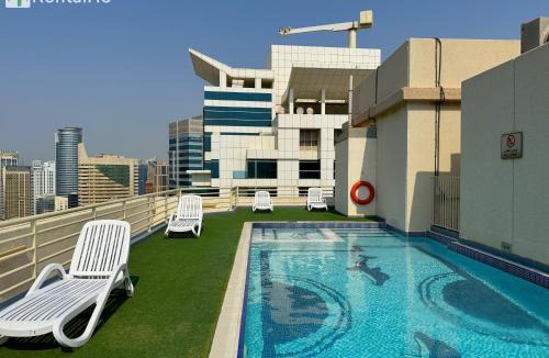 Dubai Marina Apartment | Simple and Affordable Studio with Balcony and Rooftop Pool with amazing views in Great Location, Manchester Tower