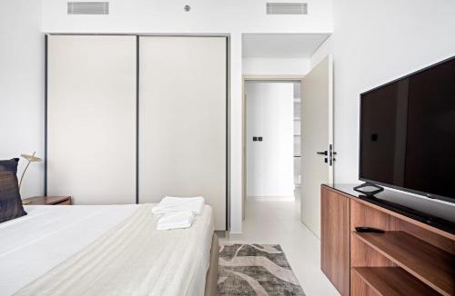 Dubai Marina Apartment | Silkhaus Vacation Homes Sea and City View 1BDR in Marina Vista