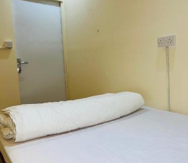 Ajman House | Small Room shared bath with beach access for single person or short stay couplesغرفة صغيرة مع حمام مشترك مع إمكانية الوصول إلى الشاطئ لشخص واحد أو للأزواج الذين يقيمون لفترة قصيرة