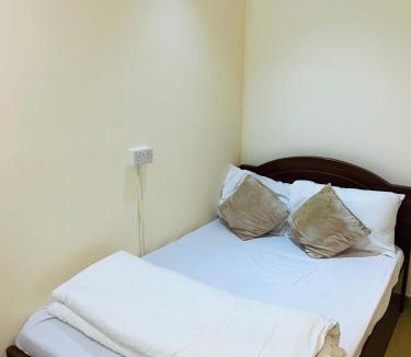 Ajman House | Small Room shared bath with beach access for single person or short stay couplesغرفة صغيرة مع حمام مشترك مع إمكانية الوصول إلى الشاطئ لشخص واحد أو للأزواج الذين يقيمون لفترة قصيرة