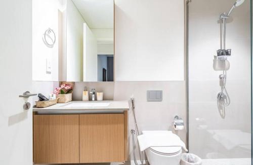 Dubai Apartment | Creek Beachfront Heaven: 1BR Luxe Harbor Flat