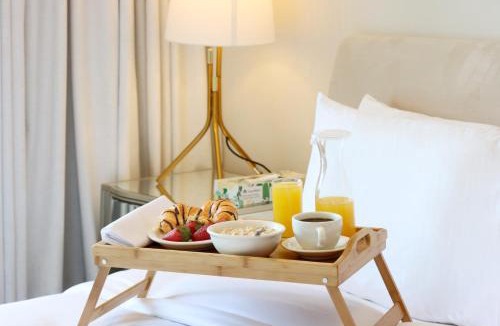 Dubai Marina Apartment | Chic 1BR Next to Dubai Marina Promenade by Livbnb