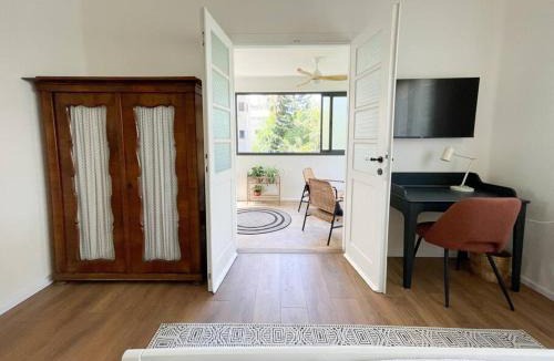 Ra'ananna Apartment | Bright and Cozy Bauhaus Gem