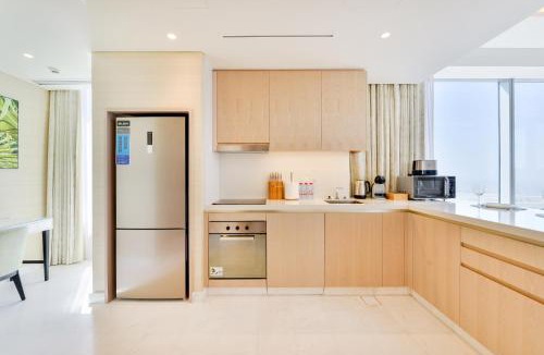 Palm Jumeirah Apartment | Ultra Luxury Palm Tower with Shared Hotel Facilities