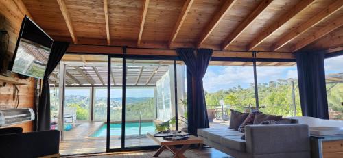 Isfiya Ski Chalet | צימר המעיין