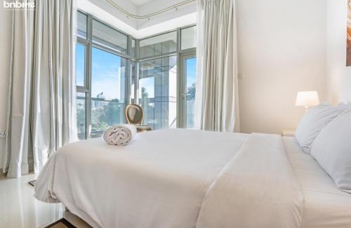 Dubai Sports City Apartment | bnbmehomes - The Medalist