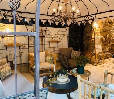 Givat Nili Bed & Breakfast | לאורה - סוויטת אבן יוקרתית עם גינה, בר פרטי וג'קוזי מפנק