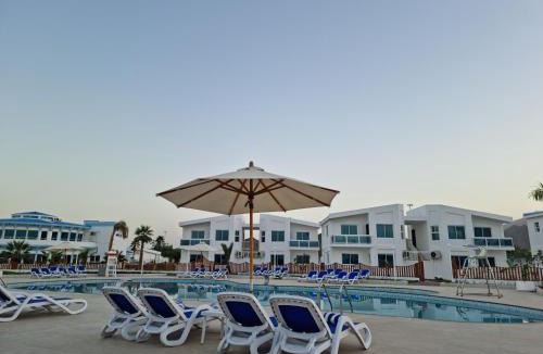 Al Kubus Hotel | Holiday Beach Resort