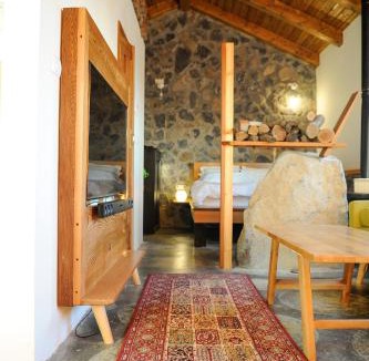 Ma'ale Gamla Ski Chalet | The green and red cabins