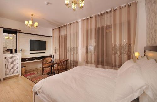 Majdal al-Shams Ski Chalet | White Suites