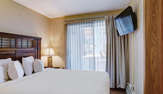 1br Cozy Winter Hideway- Walk To Apres, Shops, Fun- Sleeps 6 1 Bedroom Condo by RedAwning