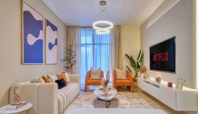 Manzil - Chic 2BR with Dubai Canal Views