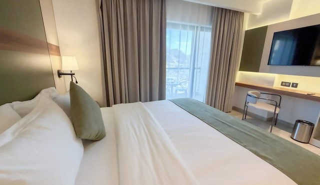Coral Beach Hotel & Spa