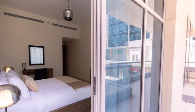 Large Modern 1-Bedroom in Bay Square 9