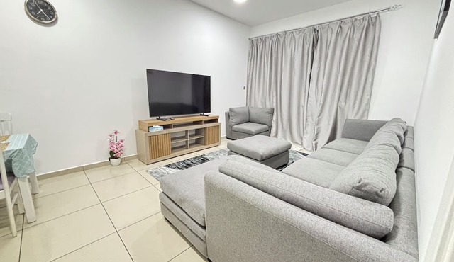 Luxurious 1-Bedroom Apartment in Dubai Marina: Pool, Hot Tub & Workspace
