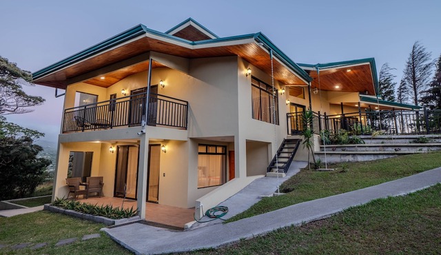 Modern and Spacious near Monteverde Reserves, Zip Lines, Waterfalls & Wildlife!