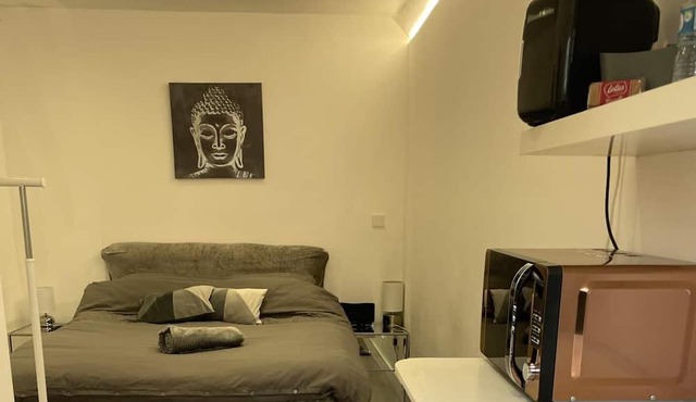 1 Bed Studio - Sleeps 2 - Smoking - Parking - Wifi